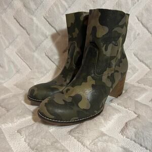 Fatte a Mano camo ankle boots